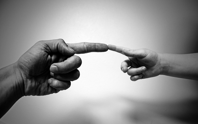 Co oznacza gest dwóch palców?